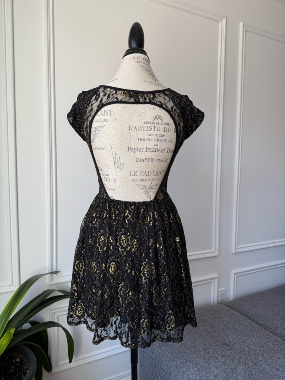 Parisian collection - Handcrafted with love - Black and gold Lace Mini Dress - Picture 4 of 7